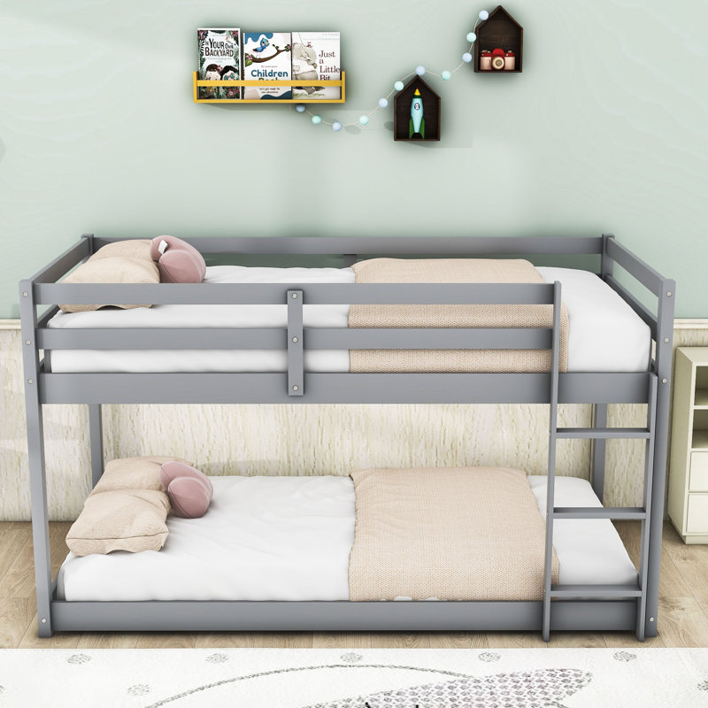 Lit superposé simple au-dessus d'un lit simple en bois avec échelle et garde-corps, conception basse, gris