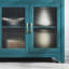 Armoire de rangement moderne bleu sarcelle. Buffet avec tablettes réglables, buffet pour centre de divertissement 65 ", tablettes et armoire de porte en verre