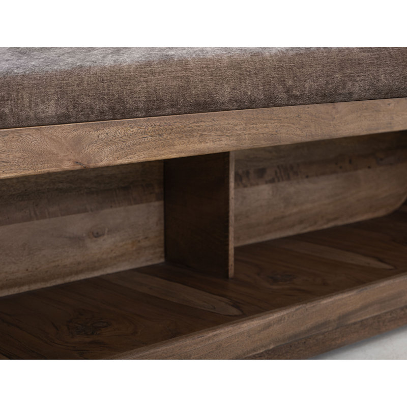 Banc en bois Ithzel avec siège rembourré et rangement ouvert en dessous.