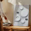 Toile, composition minimaliste mettant en vedette une série de formes circulaires blanches de tailles variées et quelques petites impressions sur toile géométriques foncées-1474079488