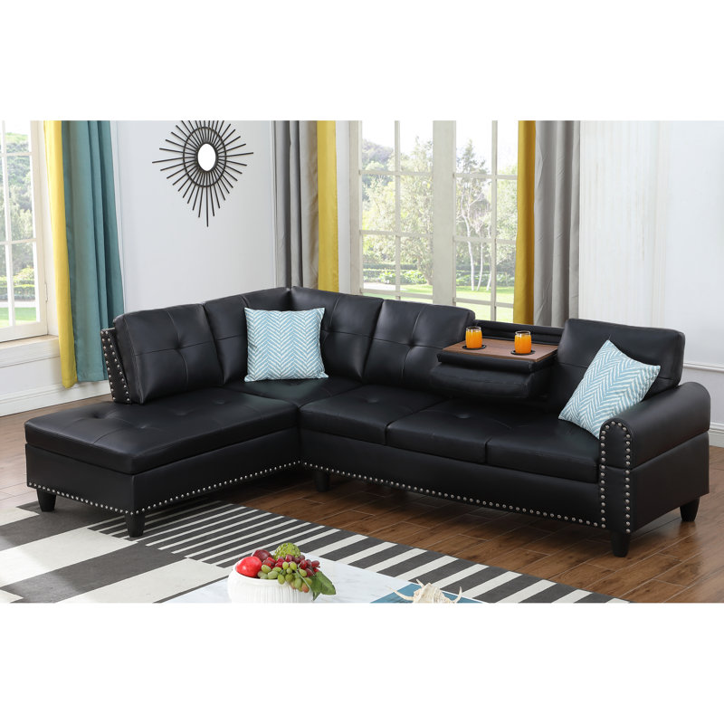 Canapé d'angle en similicuir noir en forme de L pour 4 personnes, idéal pour un salon. Revêtement intérieur en similicuir noir, rangement, et discrète décoration cloutée. Intérieur 3 places, deux accoudoirs arrondis.