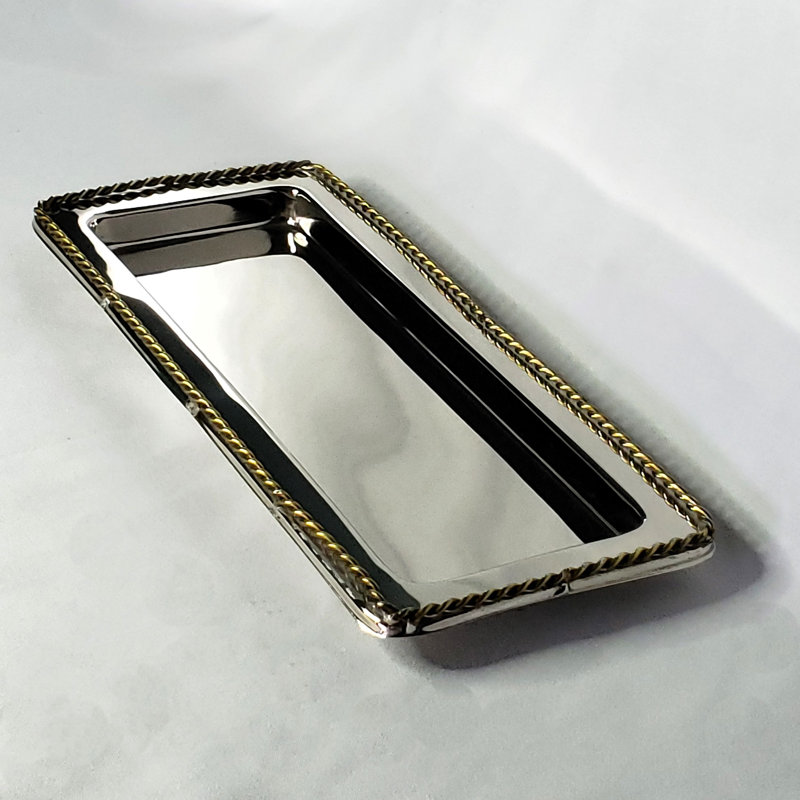 Plateau de coiffeuse en acier inoxydable 14 x 5,75 po Clarra en acier inoxydable avec bordure torsadée