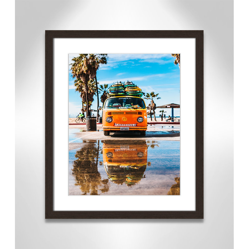 «Coastal Cruiser» par Tyler Nix, H 19 po x l 16 po x P 1,25 po, Cadre de boîte en noyer, Blanc mat