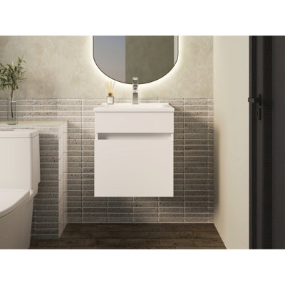 Lavabo de salle de bain en bois d'ingénierie blanc avec une armoire spacieuse et des tablettes ouvertes d'une largeur de 17,55 po, d'une profondeur de 68,12 po, d'une hauteur de 29,57 lb et d'une finition blanche facile à entretenir