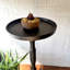 Table d'appoint piédestal India House en fonte d'aluminium avec plateau noir mat, hauteur 67 cm (26,5 pouces).