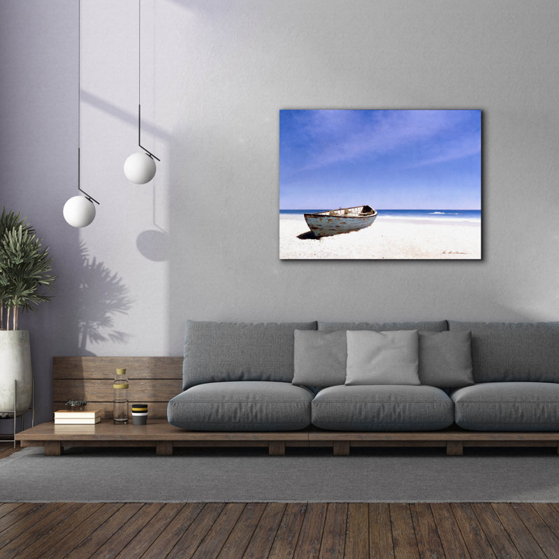 "Breakwater Bay" Beached Boat 3 "par Zhenhuan Lu, art mural sur toile, H 40 po x l 54 po x P 1,5 po