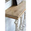 Console en bois blanc vieilli avec motif de volutes ornées pour le hall d'entrée et le décor du salon