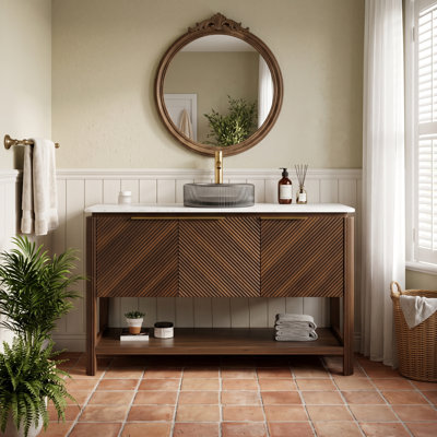 Meuble-lavabo 30 po, meuble de rangement autoportant en contreplaqué avec 2 portes diagonales rayées et tablette ouverte, lavabo en verre de transport noir et plateau en pierre frittée blanc de Carrare, grain de bois noyer foncé
