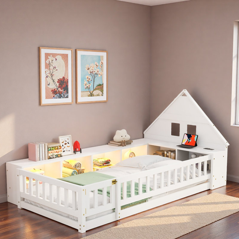 Lit en bois avec garde-corps, tête de lit en forme de maison, armoires de rangement, éclairage à DEL et station de charge