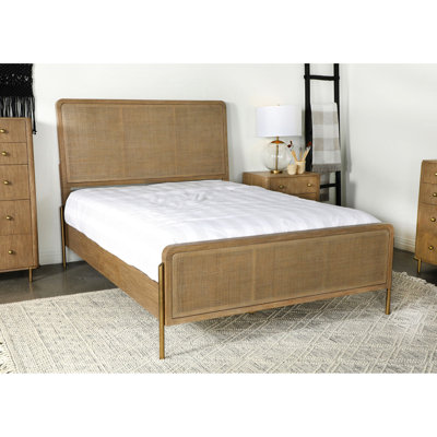 Grand lit à panneau de sable délavé et de canne naturelle - construction en métal et bois massif, centre de table de style bord de mer, design Mid-Century, lignes épurées, pieds fuselés