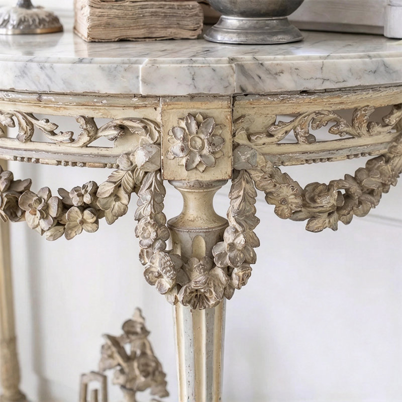 Console semi-circulaire sculptée de style français