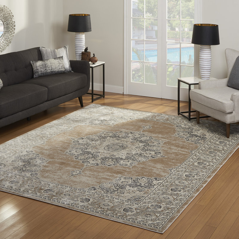 Tapis oriental beige / gris à médaillon traditionnel Laeh Grier, Rectangle 6 pi 6 po x 9 pi 6 po