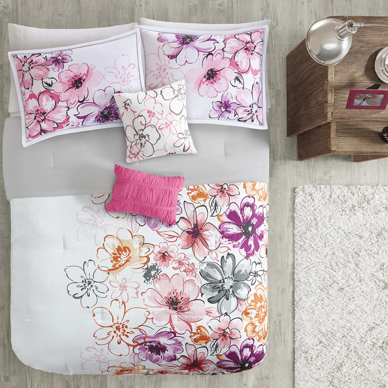 Très grand / très grand lit avec édredon floral rose et caractère asymétrique, Rose