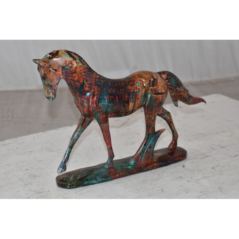 Petite statue de cheval itinérant en résine varicolore, taille: 13 po x 3 po x H 8 po