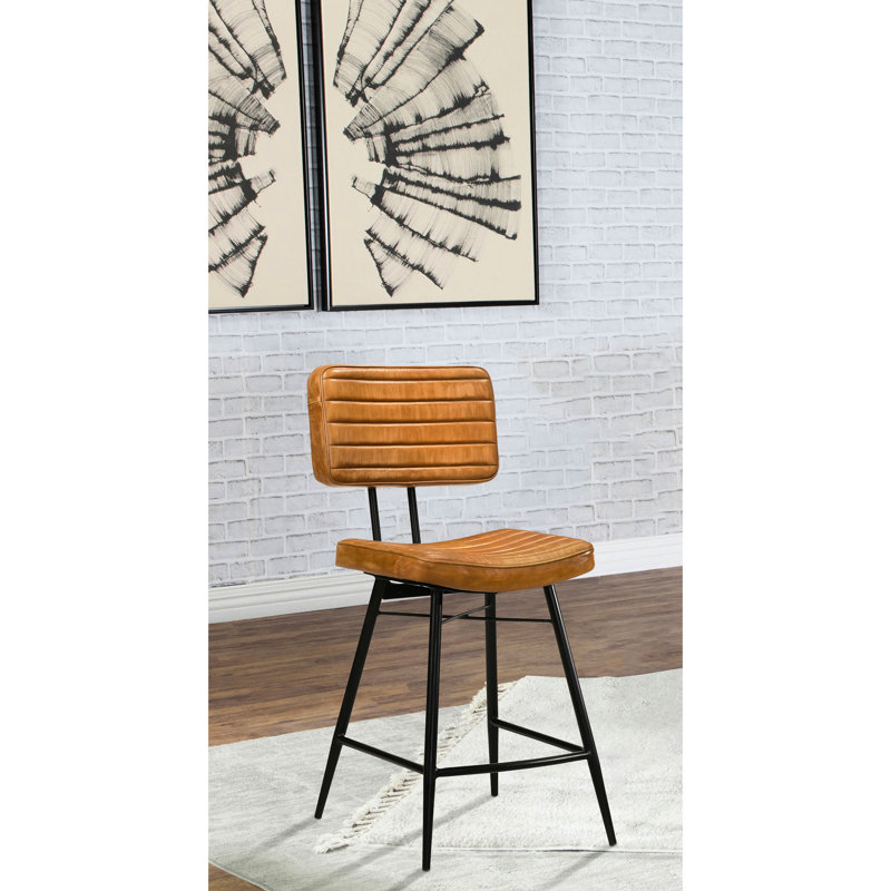 Style vintage - Inspiré de deux tabourets de bar rembourrés au charme rustique, avec sièges confortables, repose-pieds ergonomiques et structure en fer noir. Capitonnage à canaux, assises en cuir camel.