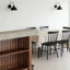 Table de bar en noyer avec comptoir en pierre et base en bois manufacturé