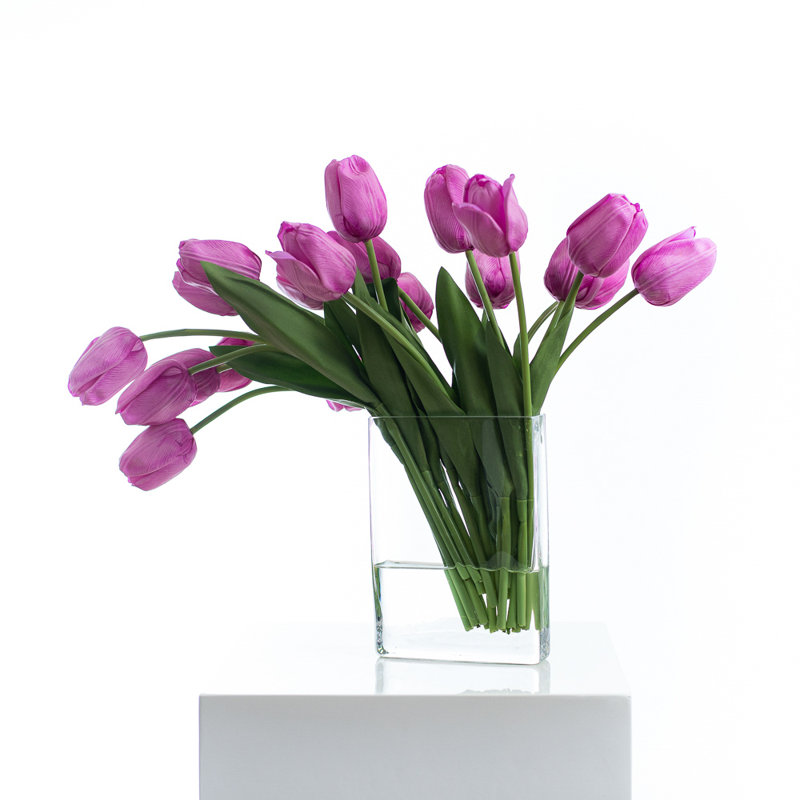 Vraie tulipe hollandaise dans un vase