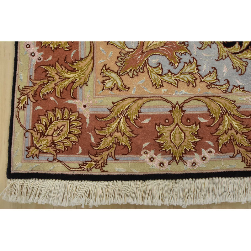 Tapis Tabriz de qualité supérieure 102 x 147 cm (3’4” x 4’10”) en laine et soie noires, noué à la main.