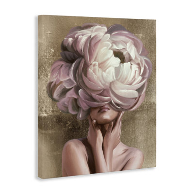 Femme avec des pétales en fleurs, design par Anna Lischenko
