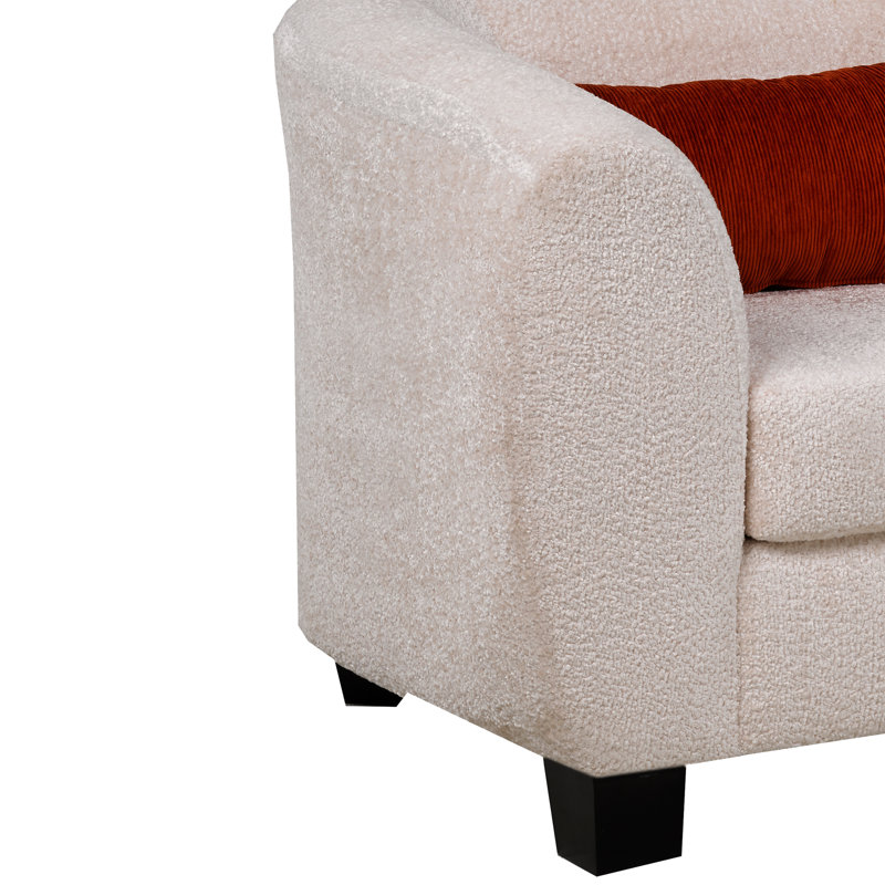 Chaise Everrest de couleur crème avec coussins décoratifs