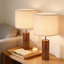 Ensemble de 2 lampes de table en bois de style campagnard rétro de 23,5 pouces avec abat-jour en lin pour le salon, la chambre à coucher ou le bureau, finition noyer