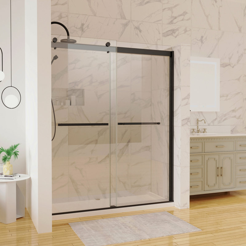 Porte de douche coulissante traditionnelle en noir mat avec verre transparent