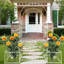 Arche romantique en métal avec portes doubles et supports à fleurs