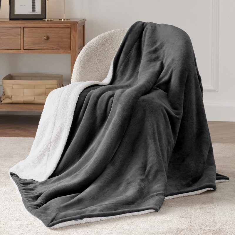 Bedsure GentleSoft™ Sherpa Blanket – Thick All-Season Warm Bed Blanket – Ideal Gift for College Students, Charcoal, King