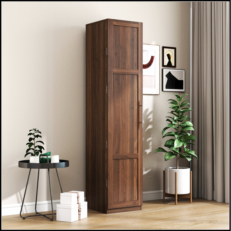 Armoire de cuisine autoportante en noyer avec de nombreuses tablettes et supports pour un rangement organisé dans plusieurs pièces