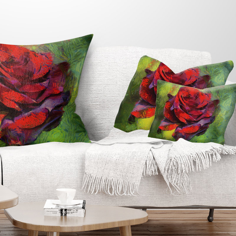 Coussin décoratif à imprimé floral rose rouge sur fond vert