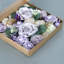 Arrangement floral de roses Dahlia Iris Eucalyptus