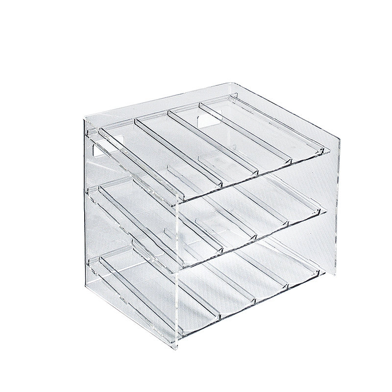 Présentoir à trois niveaux et douze compartiments (4 compartiments par niveau). Dimensions : 30,5 cm (L) x 21,5 cm (P) x 26,5 cm (H).