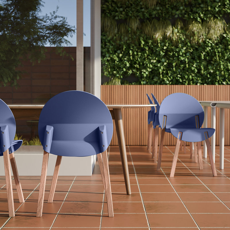 Paquet de 4 chaises gris-bleu pour une utilisation intérieure, pieds en bois de chêne rouge avec grain naturel, siège en polypropylène de qualité industrielle doté de caractéristiques imperméables et anti-rayures, support de résistance commerciale, plancher