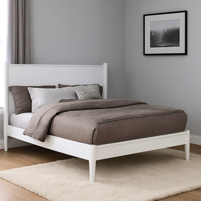 Très grand lit plateforme blanc Mid-Century moderne, sans sommier tapissier, pieds fuselés ronds, bois massif et bois d'ingénierie, base à lattes pour un style de chambre à coucher confortable