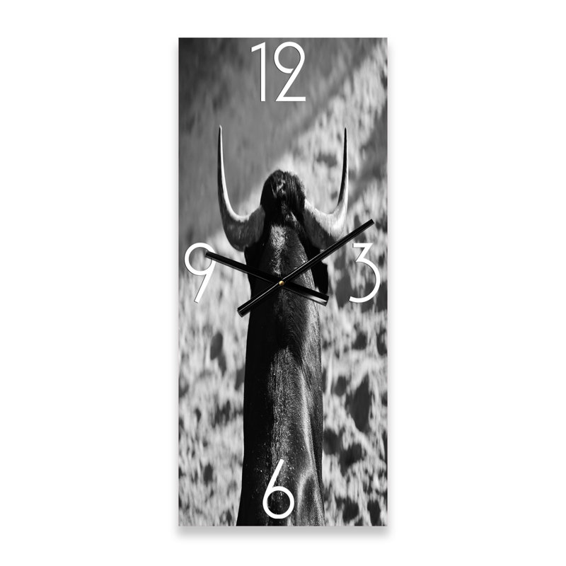 Portrait monochrome d'un taureau espagnol II - Horloge murale de ferme, Petit