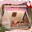 Lit double au sol avec tipi blanc et rose, garde-corps pour un coin de lecture blanc et rose, conception en bois massif