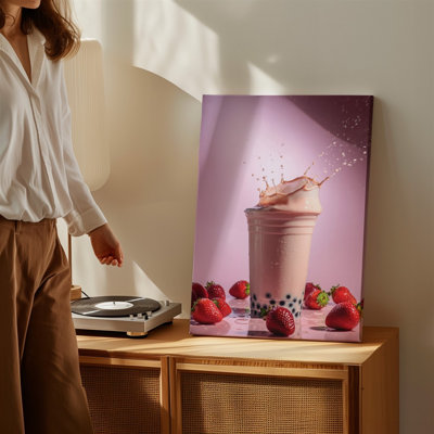 Toile Une scène vibrante et rafraîchissante mettant en vedette une tasse en plastique transparent remplie d'une boisson rose crémeuse mettant en vedette une touche d'art sur toile