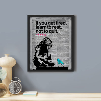 «Banksy Little Girl and the Blue Bird», journal rétro vieux gris foncé - impression d'un seul cadre
