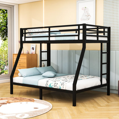 Lit simple superposé au dessus d'un lit double avec rangement sous le lit