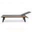 Chaise longue Waterloo avec table d'appoint en bois attachée, parfaite pour la détente en plein air et un élégant décor de patio