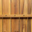Table de salle à manger élégante et durable en bois massif, parfaite pour les réunions de famille et pour recevoir des invités dans des maisons modernes.