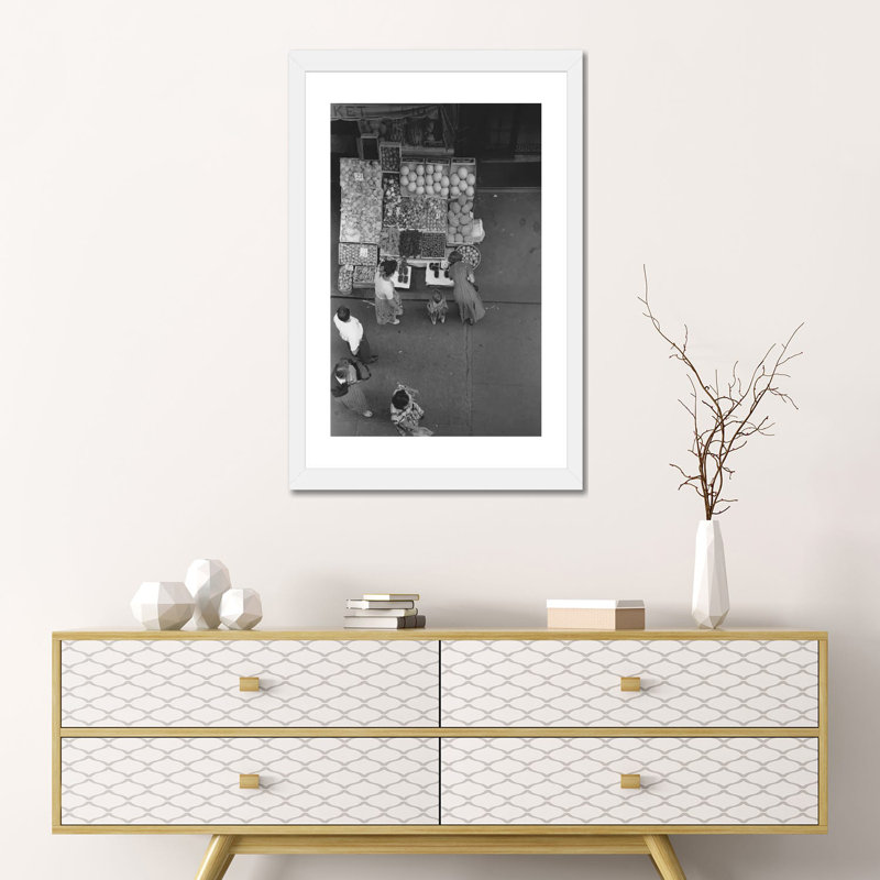 «Fruit Stand Fromabove NYC 1948» par Ruth Orkin - reproduction de photo, H 24 po x l 16 po x P 1 po, Papier encadré blanc