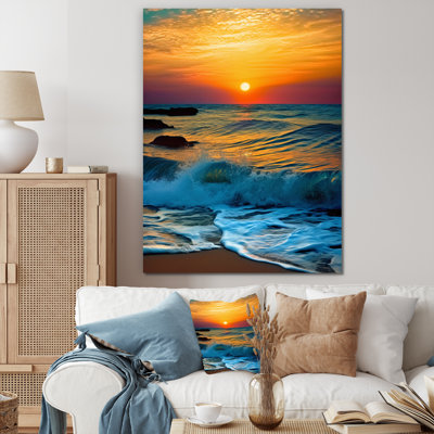 Lumineux coucher de soleil de vagues se brisant sur le rivage I
