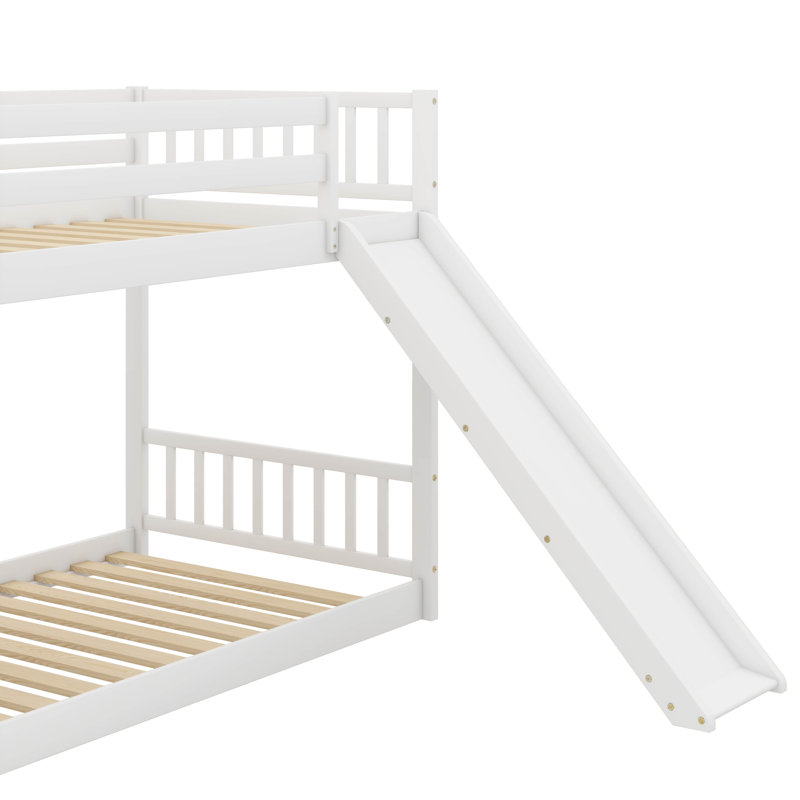 Un lit superposé de taille simple avec un escalier, doté d'un cadre en bois et d'une glissade convertible. Il comprend également des garde-corps de sécurité