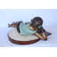 Statue de jeune fille paisible Arverne appréciant une lecture