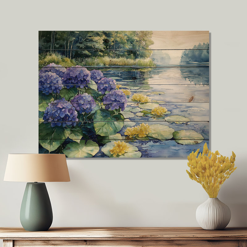 Hortensias et lis au bord du lac I - Art mural en bois d'hortensias - sur bois de pin naturel, H 24 po x l 32 po