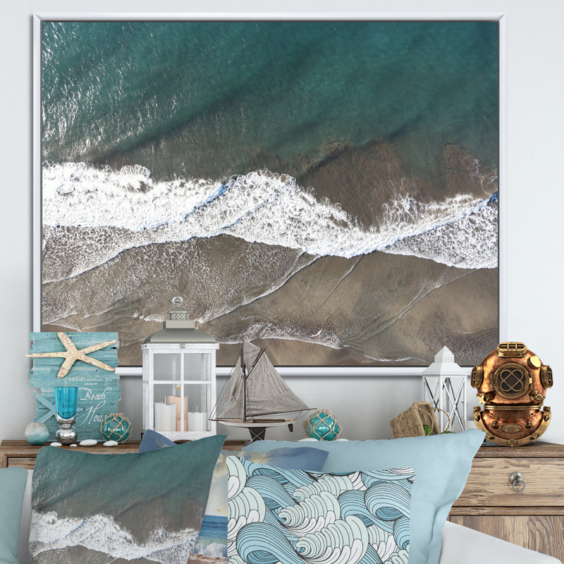 Vue aérienne de la plage dramatique - art nautique et côtier sur toile, H 16 po x l 32 po x P 1 po, Cadre flottant blanc