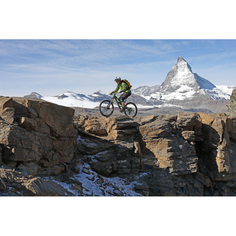 «Young Man Mountain Bikes» par AscentxMédias, H 12 po x l 18 po