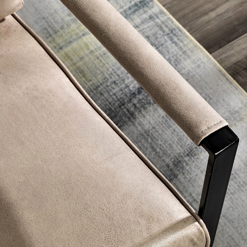 Fauteuil moderne d'intérieur avec revêtement en microfibre camel et structure métallique, style milieu du siècle, en microfibre robuste.