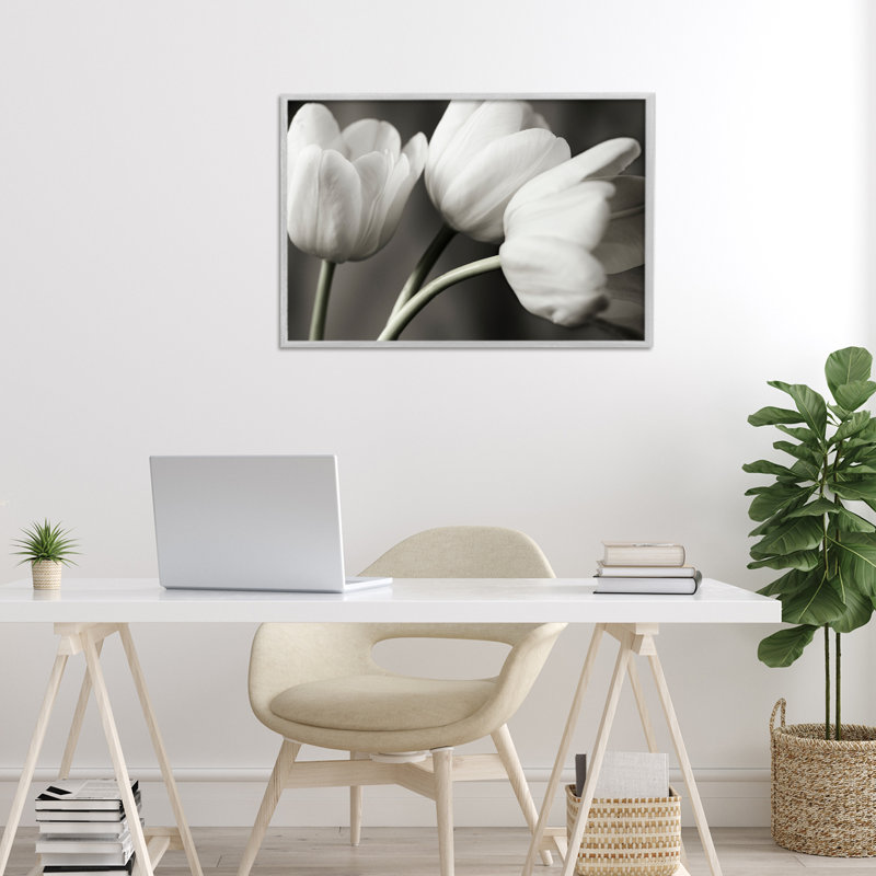 Rangée de tulipes monochromes, estampe numérique, conception par Tom Quartermaine, Giclée de ferme grise encadrée